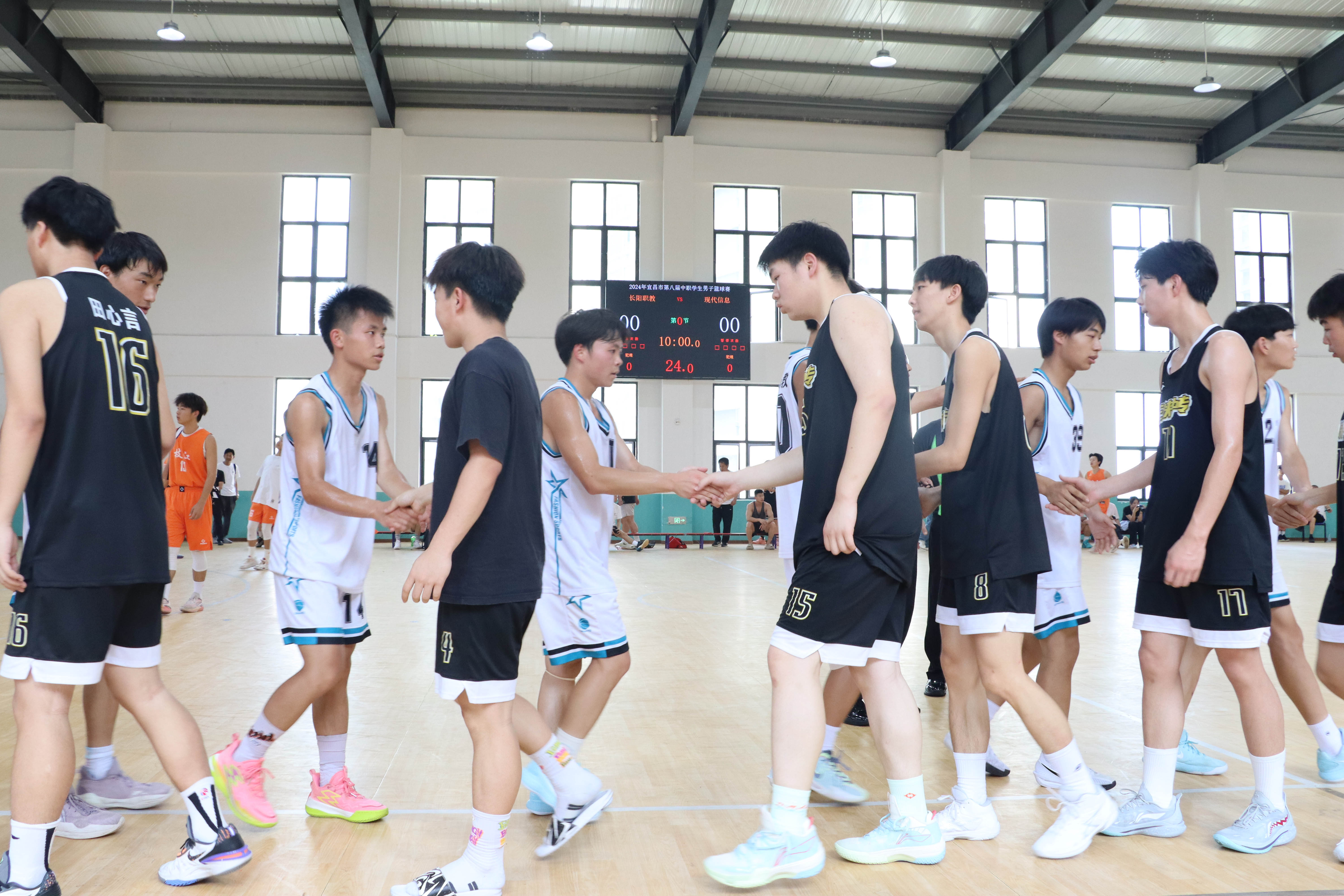 国际高水平球队对决，赛场观众目不暇接